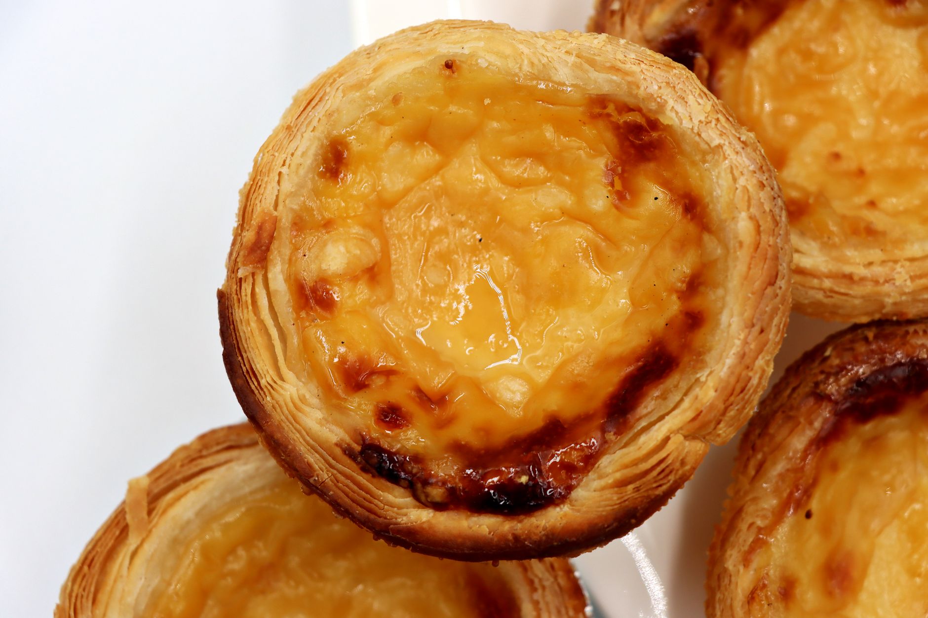 Pequeno almoço tradicional com doces pastelaria portuguesa quentes