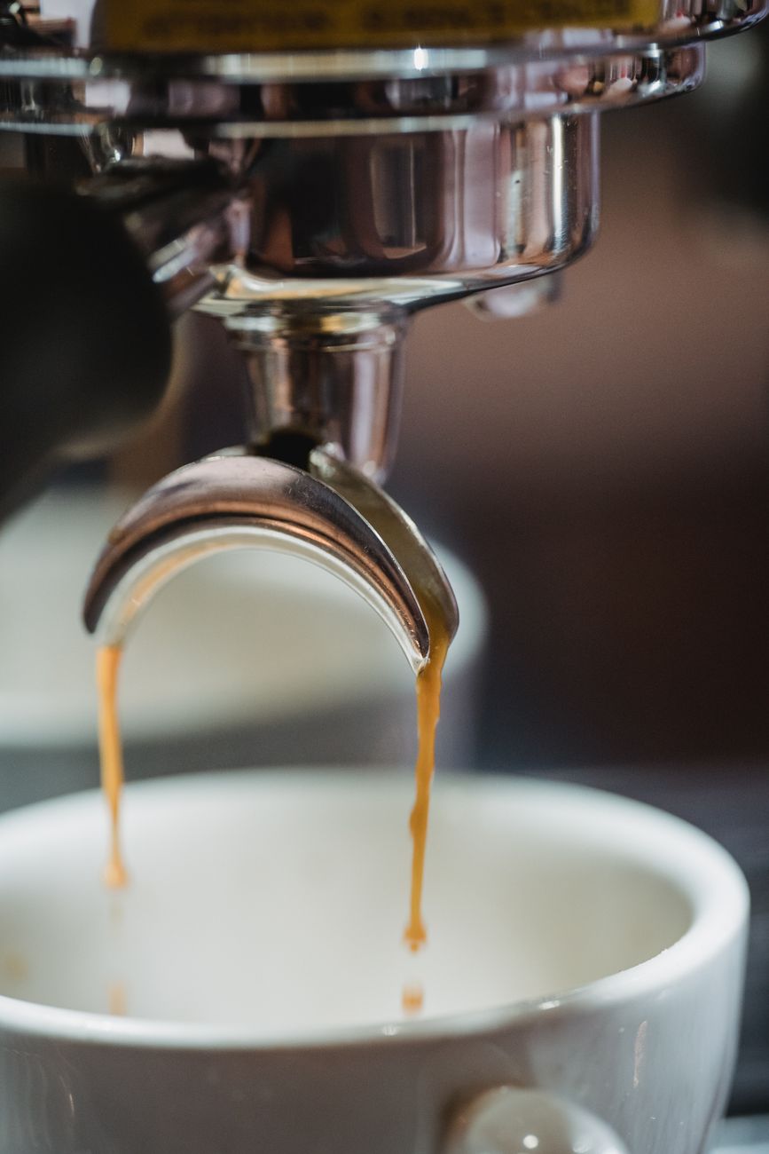 Expresso italiano perfeito tirado na máquina profissional