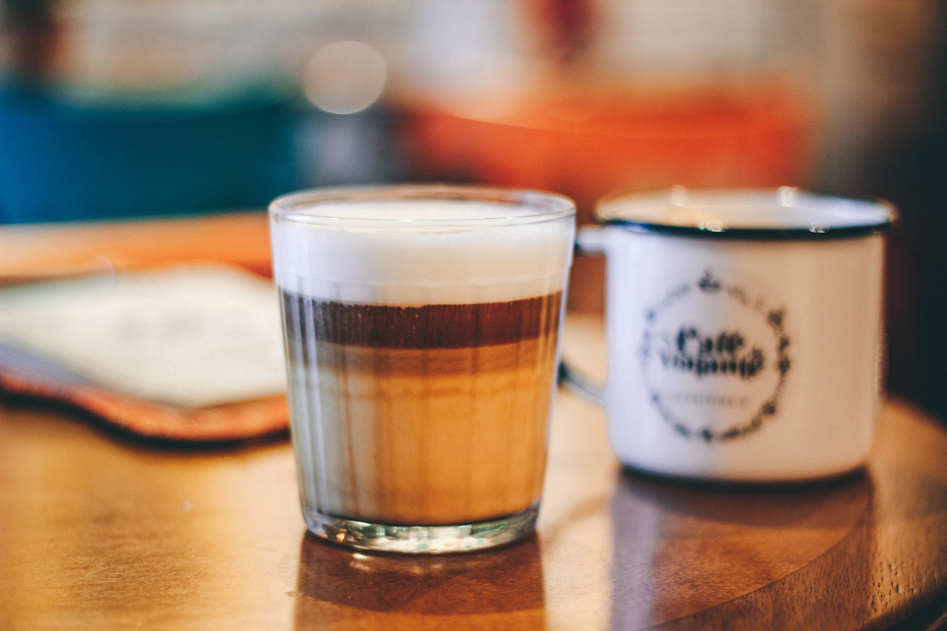 Copos de galão e café com leite desenhados