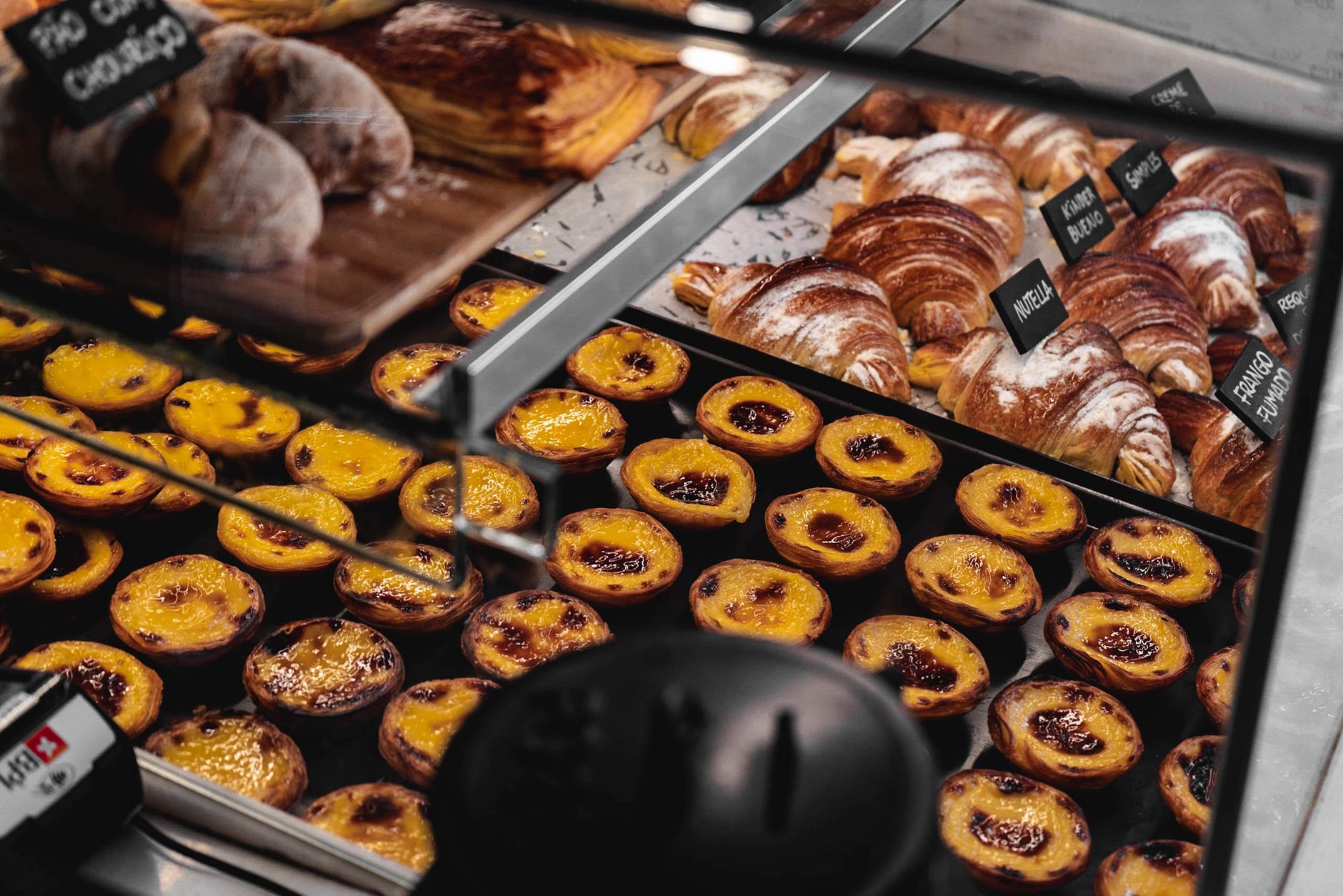 Bandeja fantástica de doces caseiros frescos e quentes
