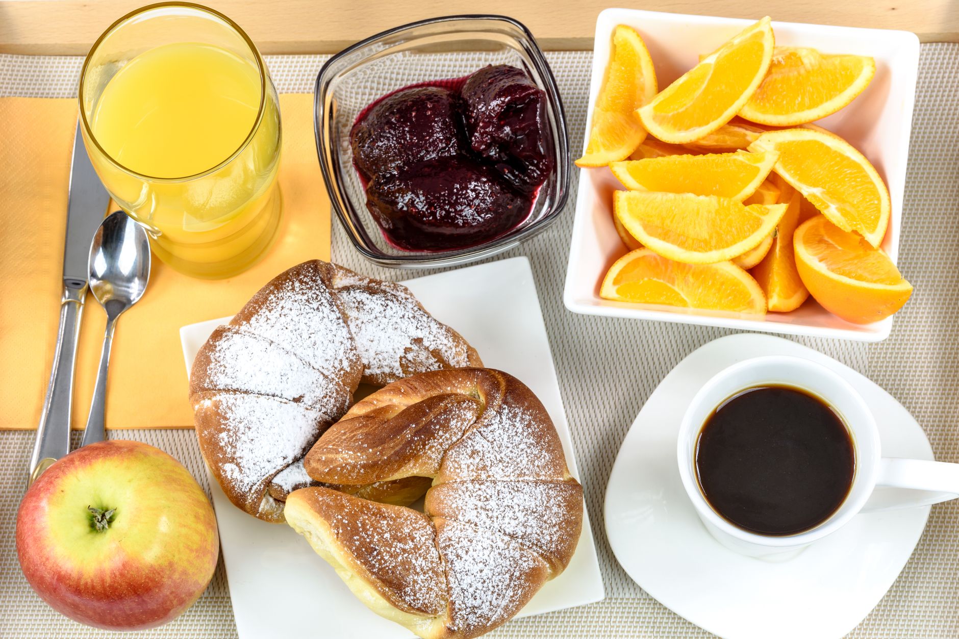 Conjunto de pequeno almoço fresco e preparado